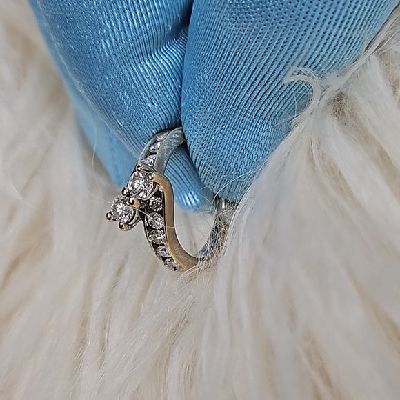 Ladies round brilliant natural diamond ring in 14 karat yellow and white gold. - Picture 3 of 8